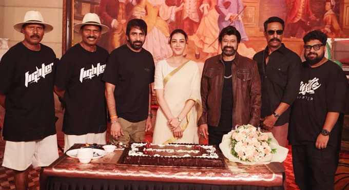 సెట్స్ లో కాజల్ బర్త్ డే సందడి.. బాలయ్య ఆశీర్వాదాలు వైరల్