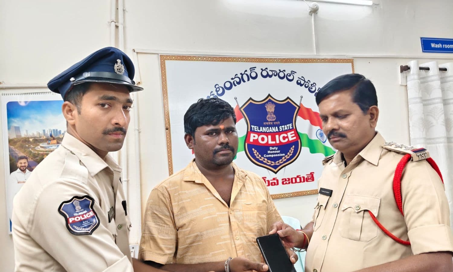 పోగొట్టుకున్న ఫోన్ ను బాధితుడికి అందించిన కరీంనగర్ పోలీసులు