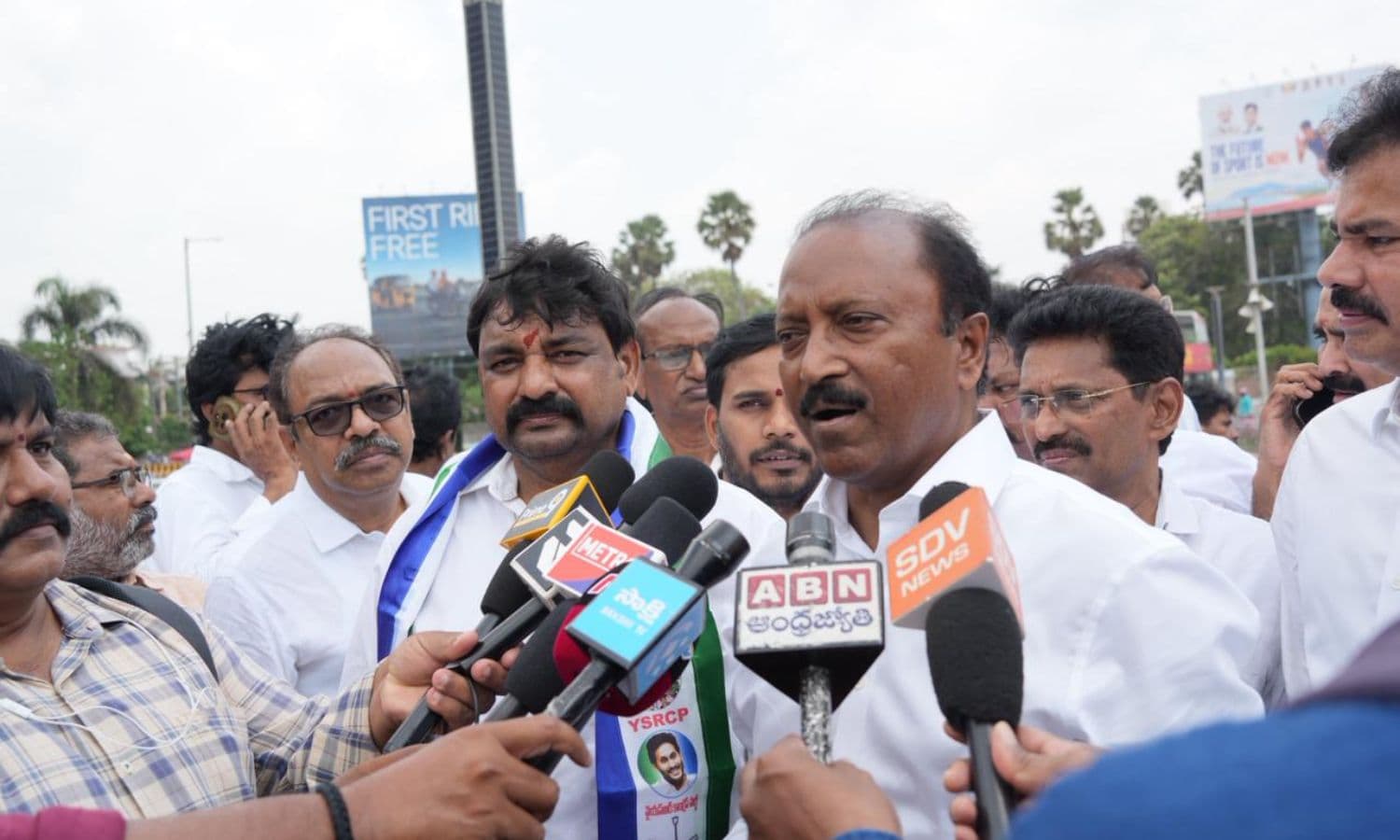 మారికవలస గురుకులాన్ని యథావిధిగా కొనసాగించాలి ఎమ్మెల్సీ రవిబాబు